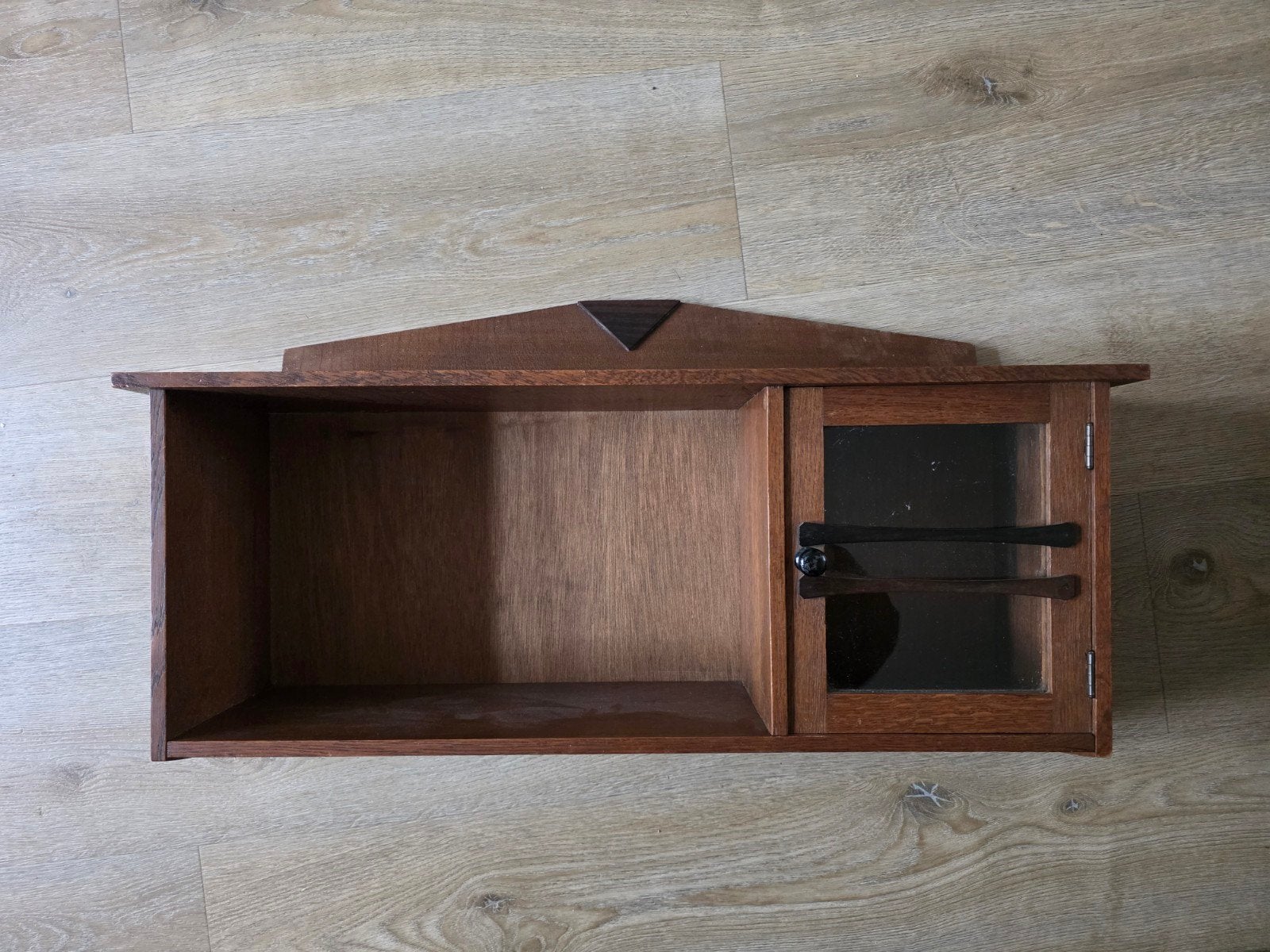 Leuk art deco hangkastje, Ophalen