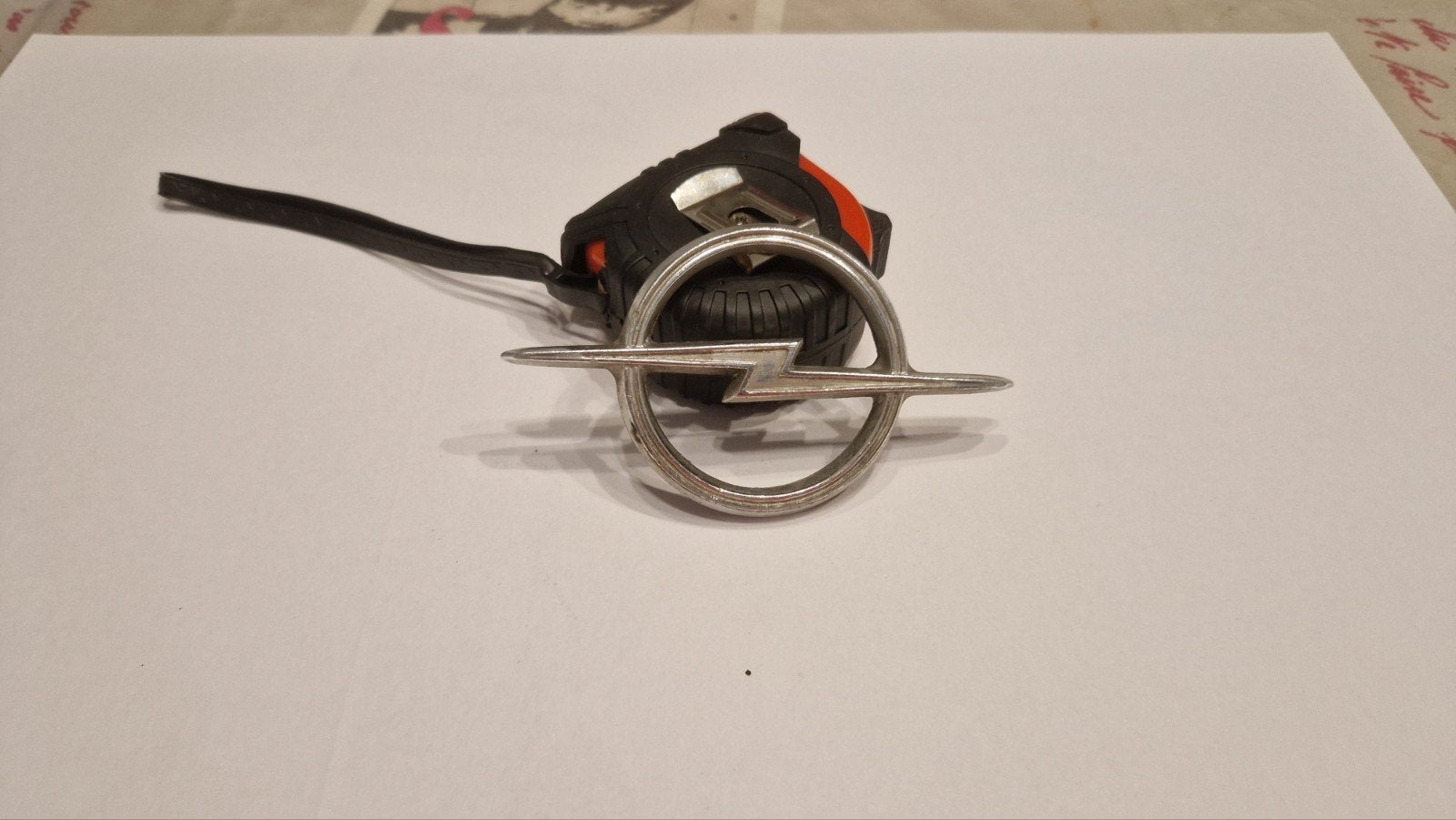 Motorkap embleem Kadett B, Ophalen of Verzenden, Gebruikt, Opel