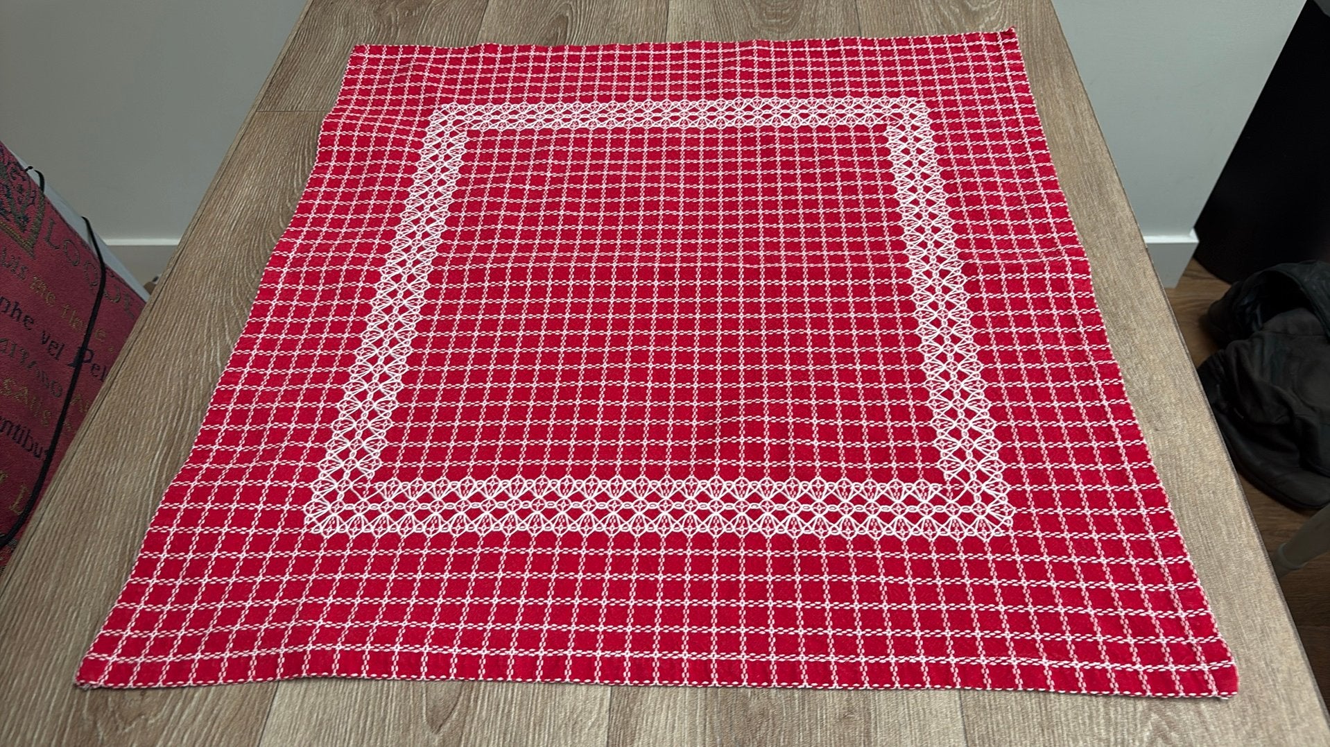 TAFELKLEEDJE ROOD BEIERS BONT GEBORDUURD MET WIT 67x67, Ophalen of Verzenden, Zo goed als nieuw