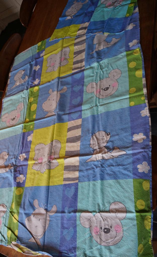 Vrolijk dekbedovertrek ledikant (dierenprint), Kinderen en Baby's, Kinderkamer | Beddengoed, Gebruikt, Dekbedovertrek, Ophalen of Verzenden