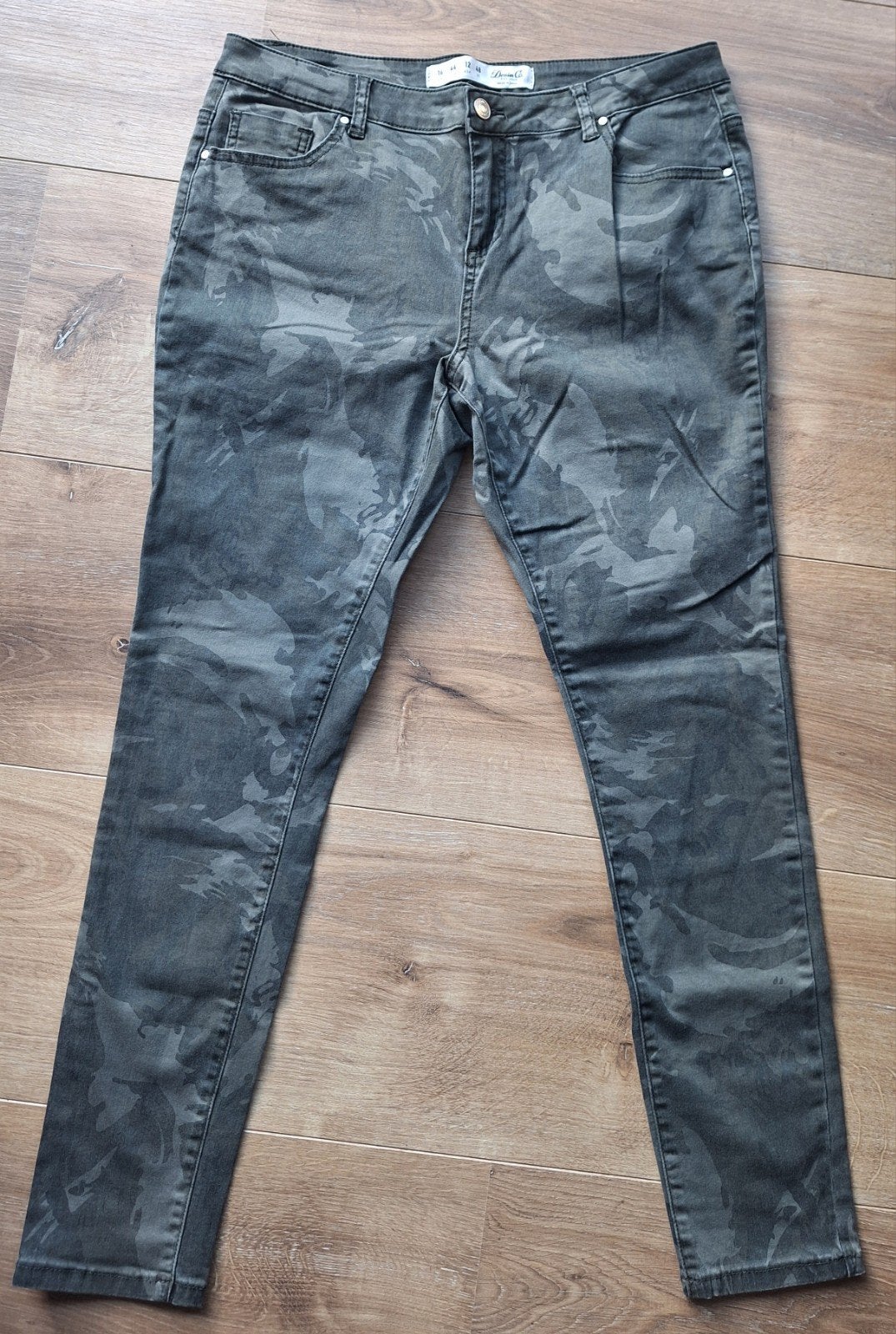 Skinny jeans met legerprint mt 44, Kleding | Dames, Primark, Ophalen of Verzenden, Zo goed als nieuw, W33 - W36 (confectie 42/44)