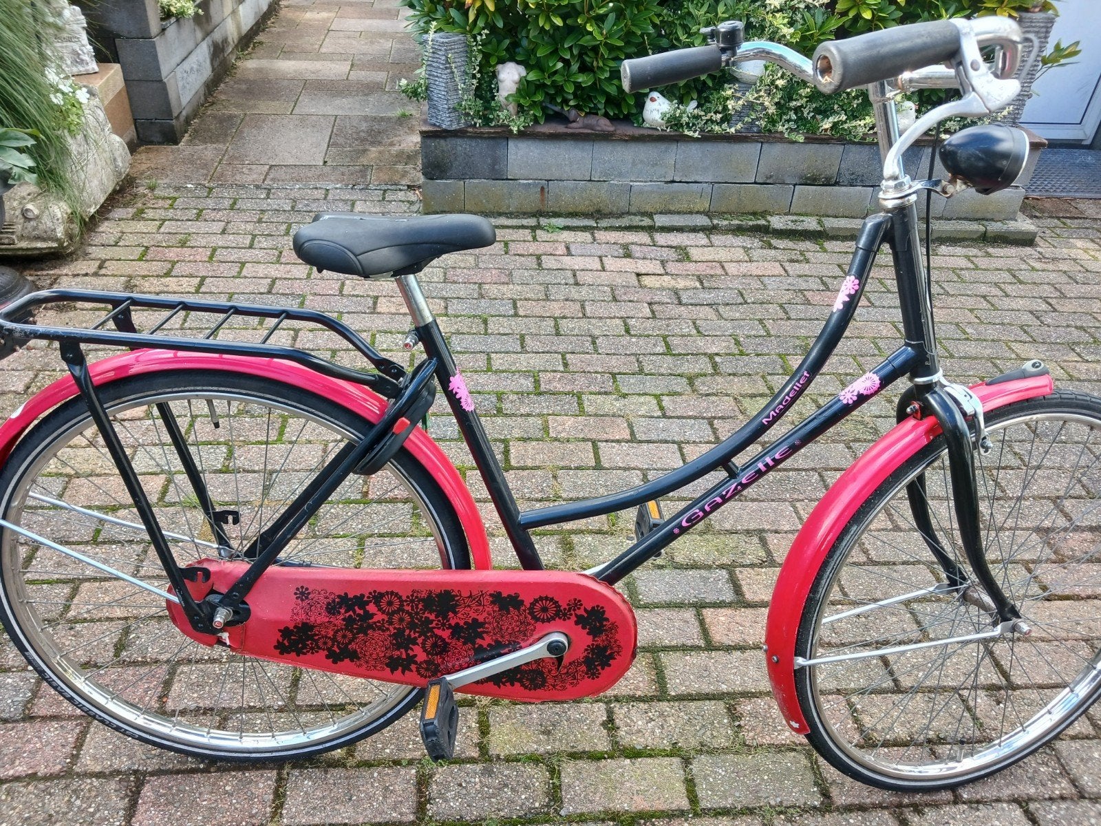 Gazelle madalief meisjesfiets - Zwart/Rood 26 inc frame 48cm, Gebruikt, Velgrem, Gazelle, Ophalen