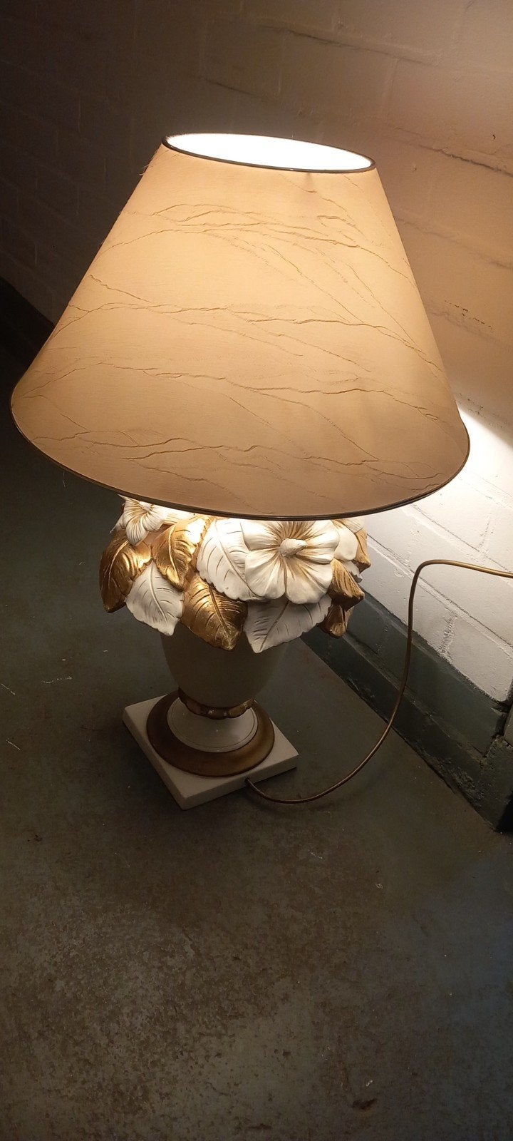 Grote creme beige goud tafel lamp met bloemen, Huis en Inrichting, Lampen | Tafellampen, Ophalen