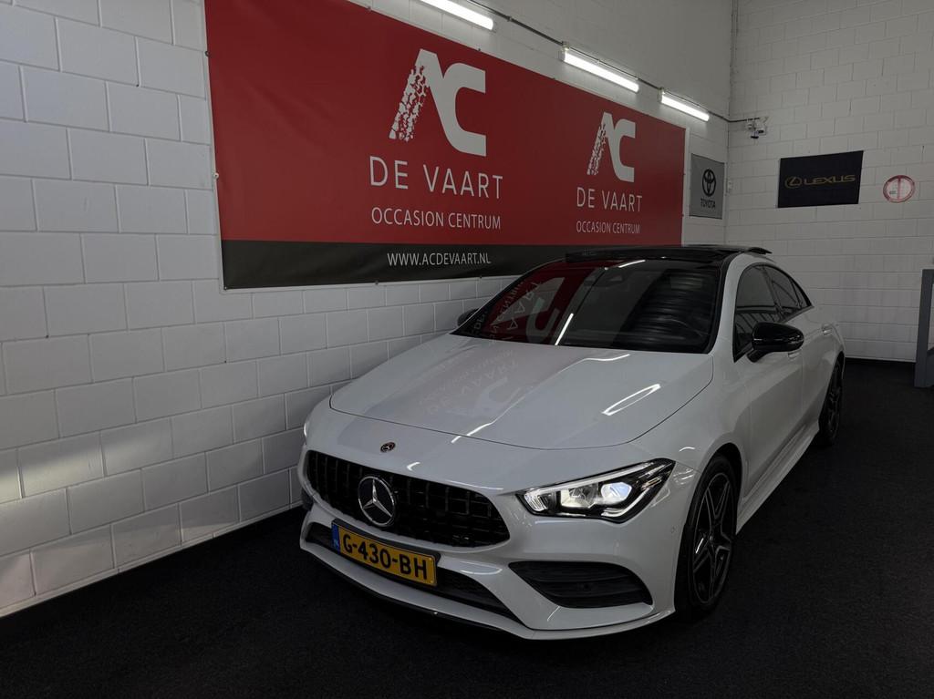 Mercedes CLA-klasse 200 - AMG/SFEERVERLICHT/CARPLAY/CAM/NAP, Auto's, Mercedes-Benz, CLA, Gebruikt, Euro 6, 4 cilinders