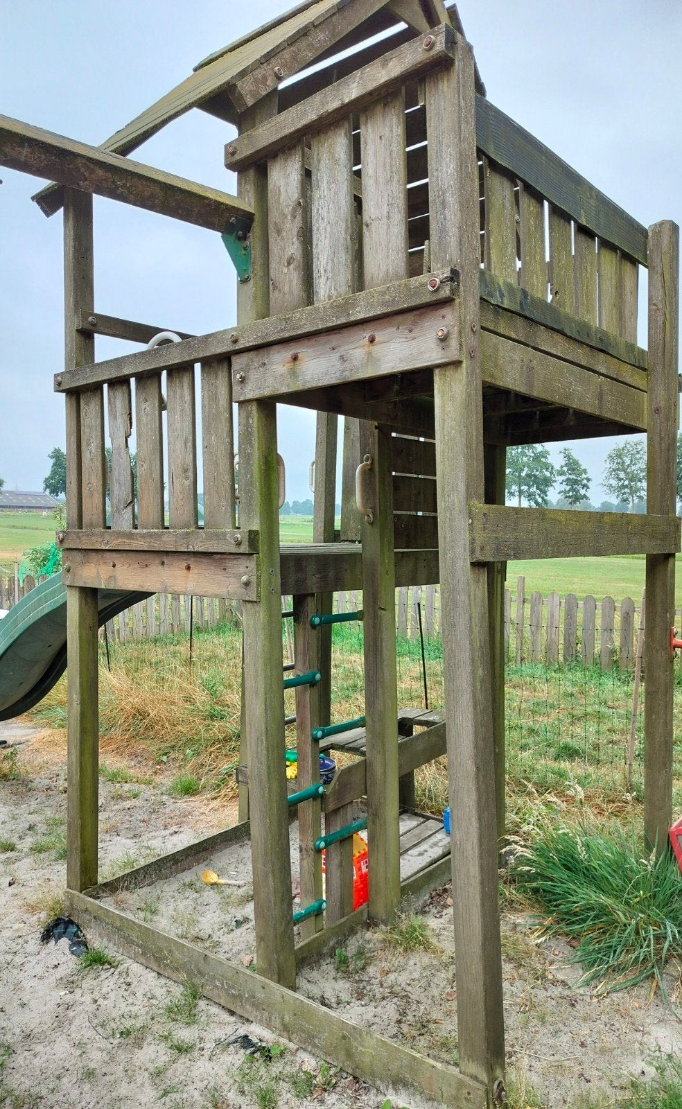 Houten speelhuis met glijbaan en klimwand, Ophalen of Verzenden