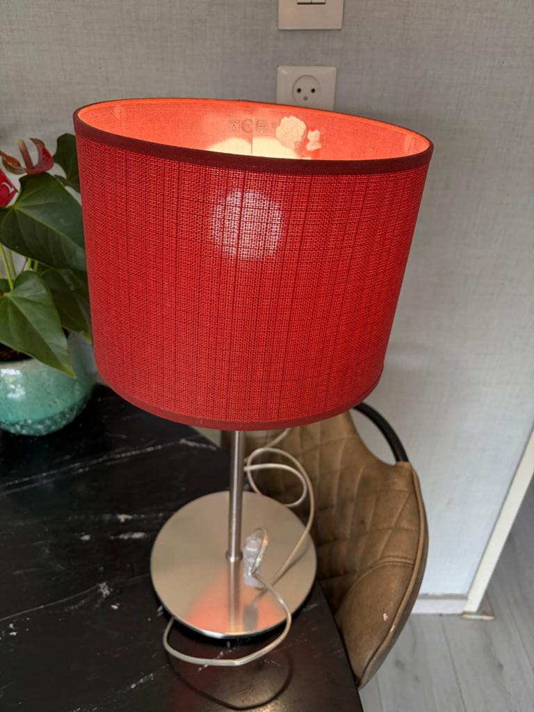 Home Sweet Home Tafellamp met Rode Kap, Huis en Inrichting, Ophalen of Verzenden, Gebruikt, Metaal, 50 tot 75 cm