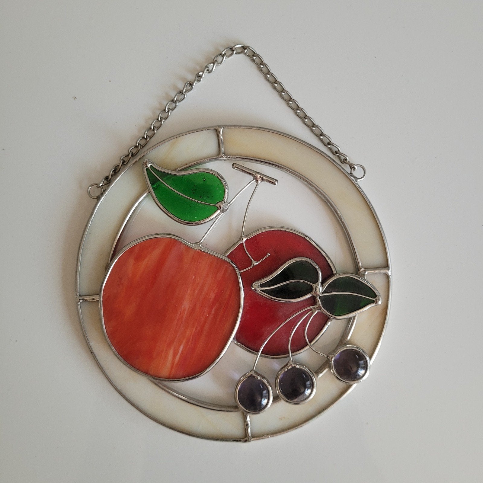 Glas-in-lood raamhanger rond 15 cm fruit rood groen, Ophalen of Verzenden, Zo goed als nieuw, Rood, Glas