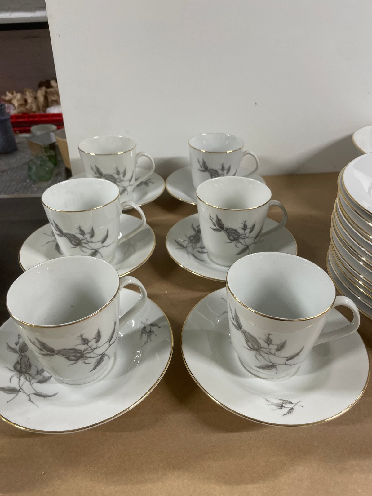 Vintage porseleinen servies met rozenmotief en gouden rand, Antiek en Kunst, Ophalen of Verzenden