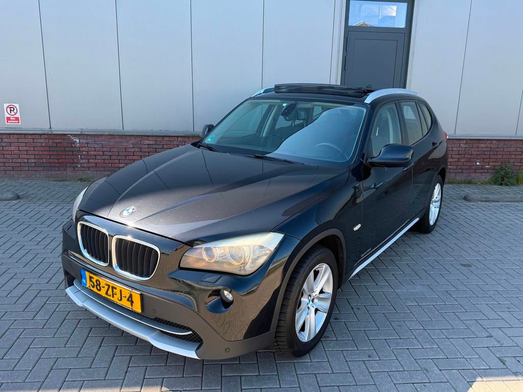 BMW X1 SDrive18d Business PANORAMA DAK AUTOMAAT CLIMA NAVIGA, Auto's, Euro 5, Achterwielaandrijving, Zwart, Bedrijf