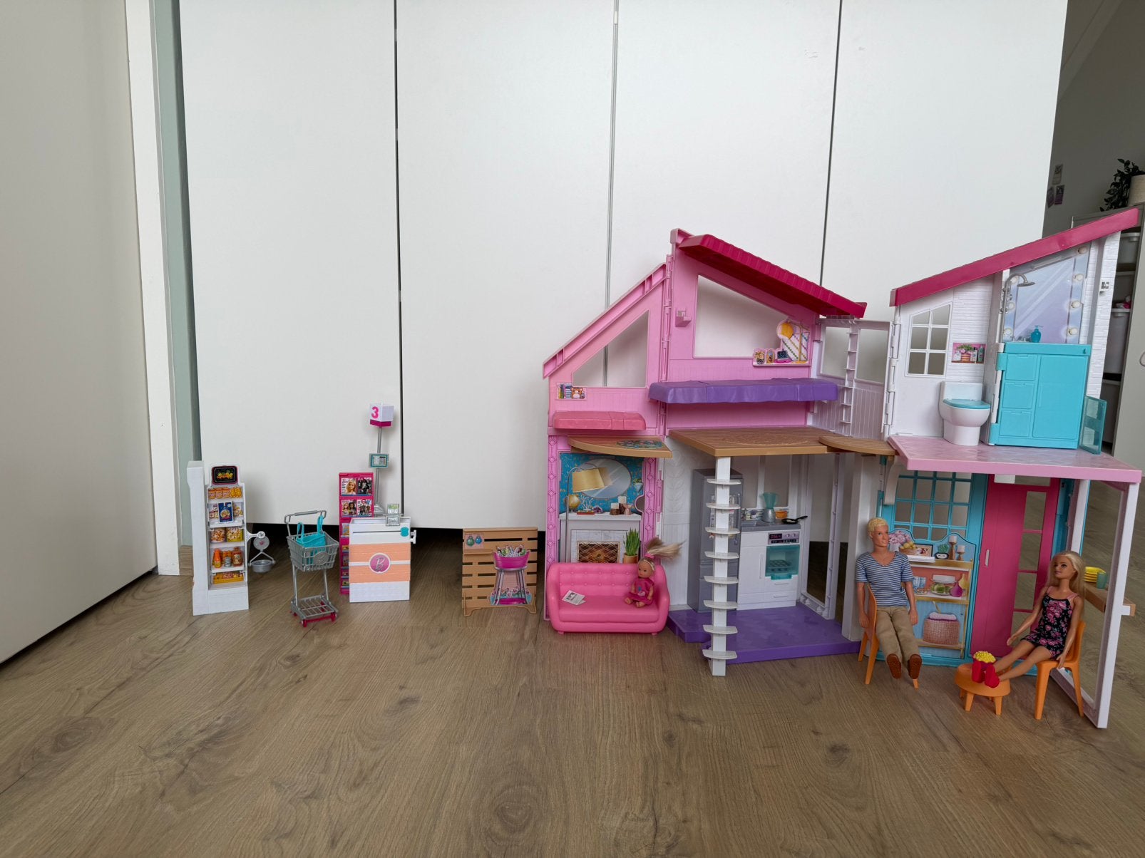 Barbie Malibu huis+supermarkt+3 poppen, Ophalen, Zo goed als nieuw, Poppenhuis
