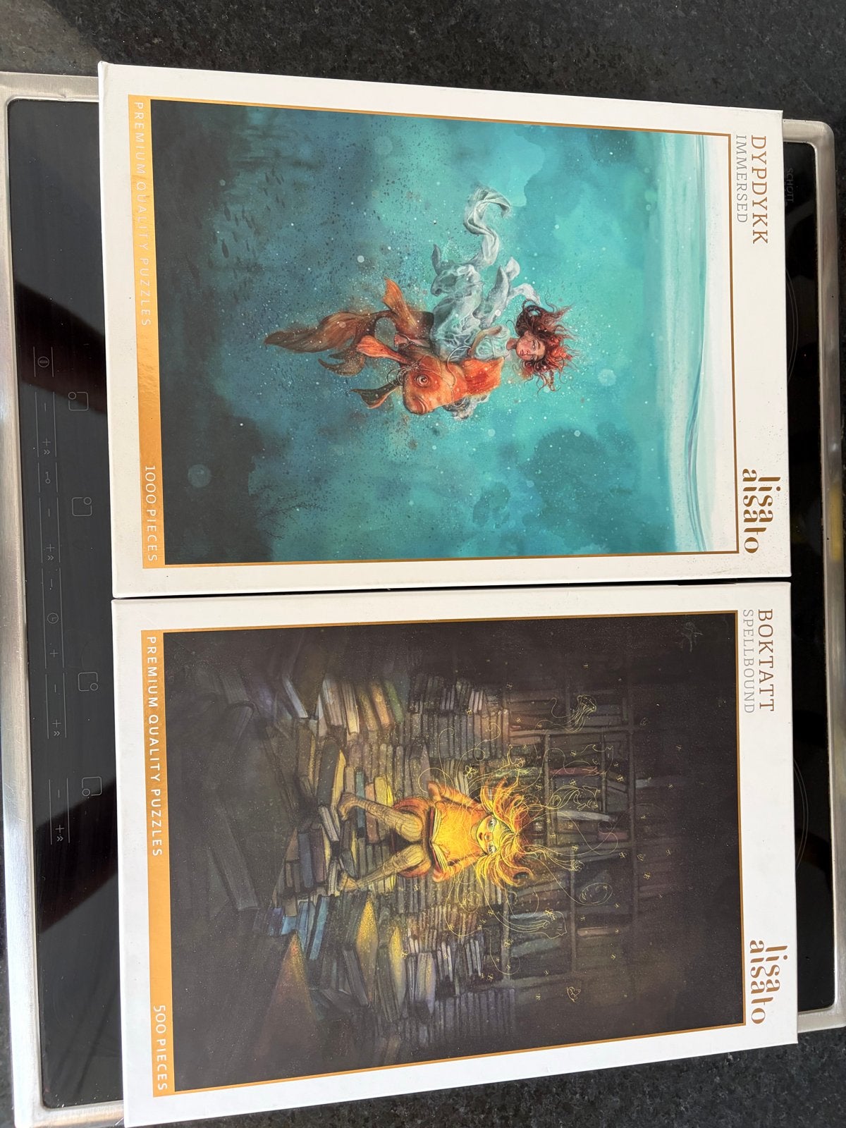 Lisa Aisato Puzzels: Dypdykk (1000) & Boktatt (500), Verzenden, 500 t/m 1500 stukjes, Zo goed als nieuw, Legpuzzel