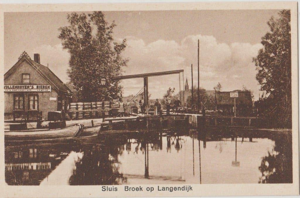 broek op langendijk sluis waterpartij brug cafe dorpsgezicht, Ophalen of Verzenden, 1920 tot 1940, Ongelopen, Noord-Holland