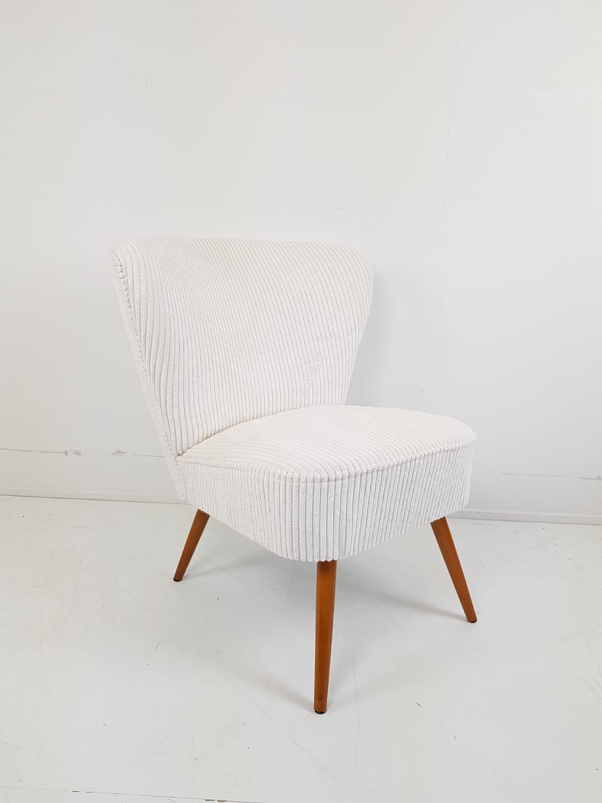 Vintage cocktailstoeltje crème wit nieuw gestoffeerd, Ophalen of Verzenden, Zo goed als nieuw, Minder dan 75 cm