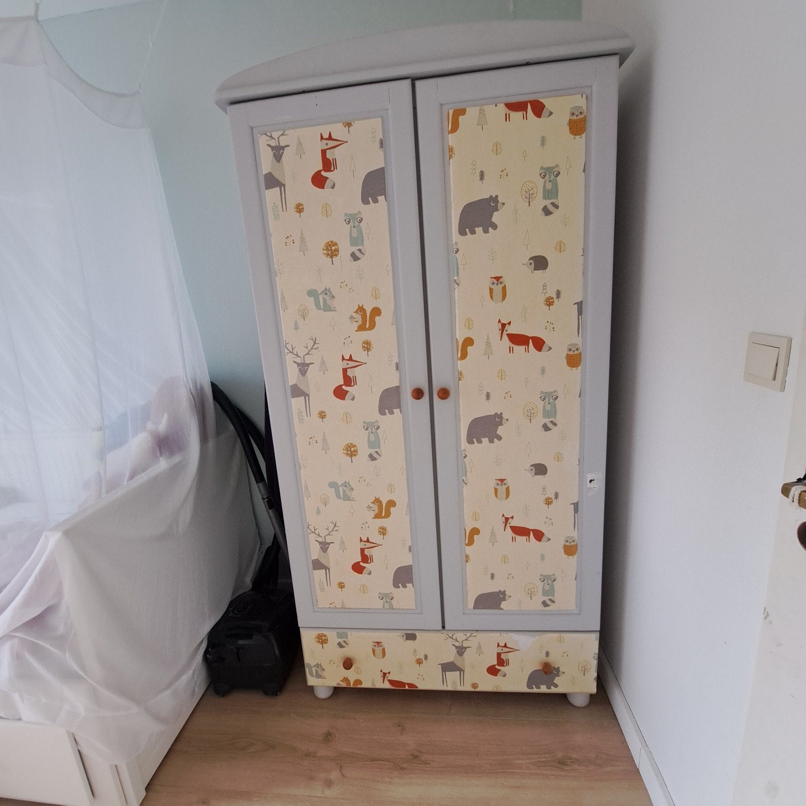 Leuke Kinderkast met Dierenprint en Autoprint, Kinderen en Baby's, Kinderkamer | Commodes en Kasten, Ophalen, Gebruikt, 50 tot 70 cm