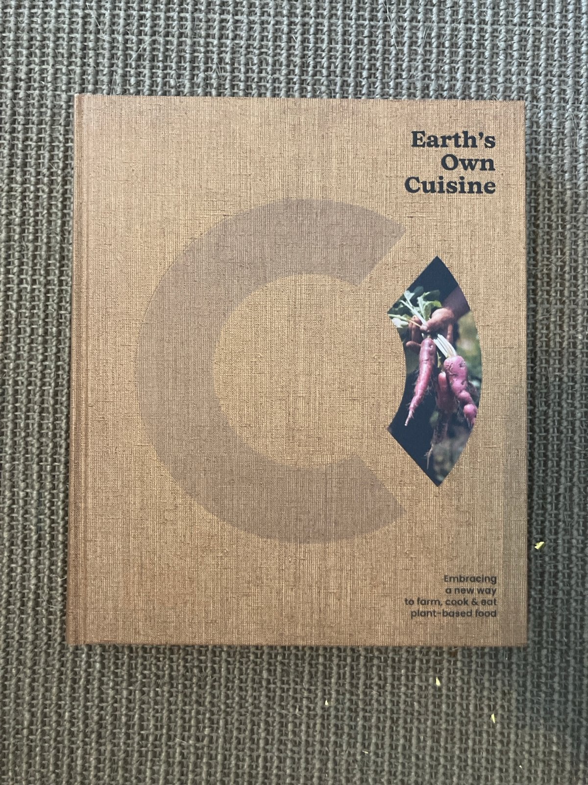 Earth's Own Cuisine: Plant-based kookboek, Hoofdgerechten, Ophalen of Verzenden, Zo goed als nieuw, Gezond koken