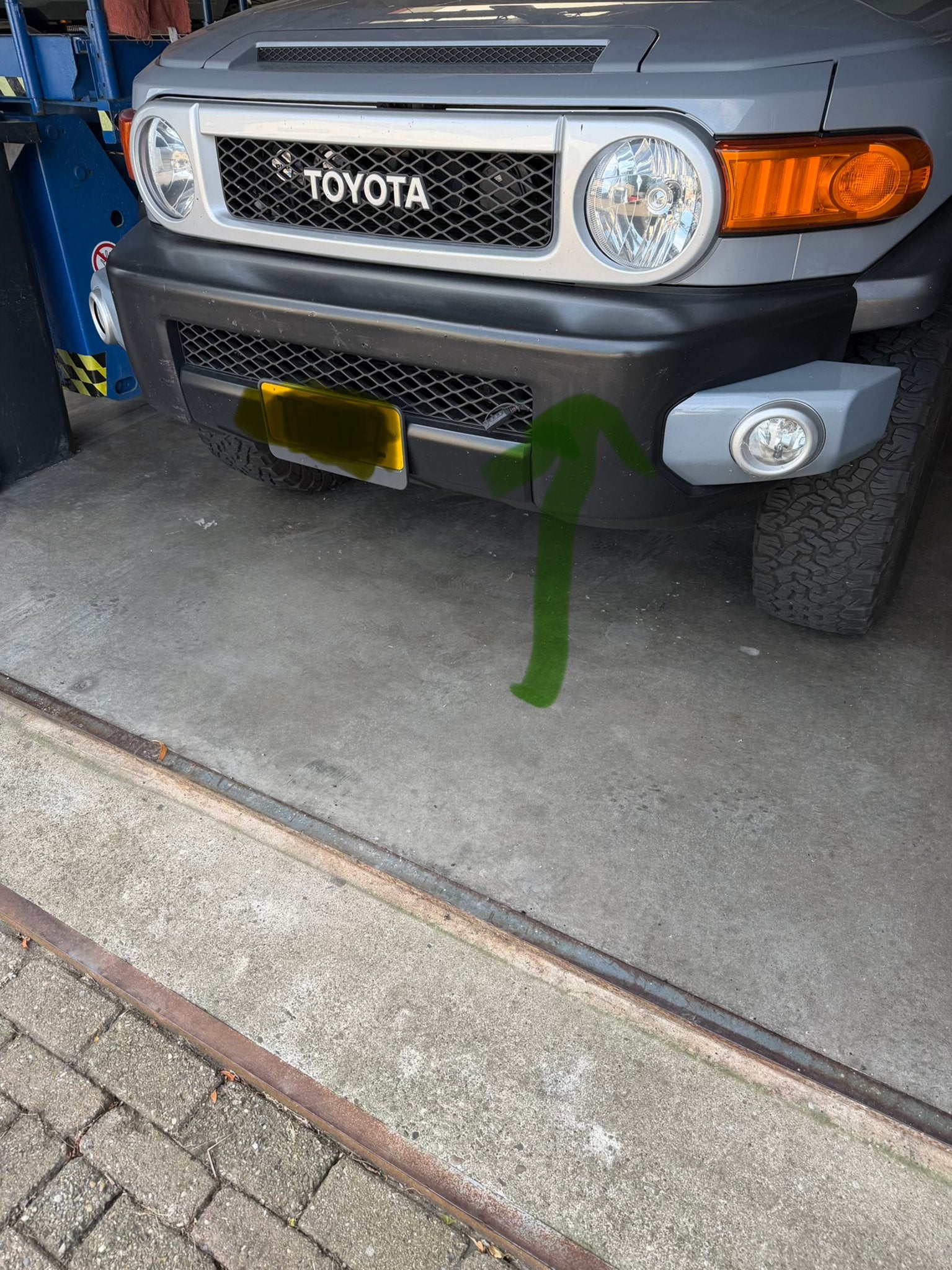 Toyota FJ Cruiser - Gezocht voorbumper en treeplank, Ophalen of Verzenden, Gebruikt