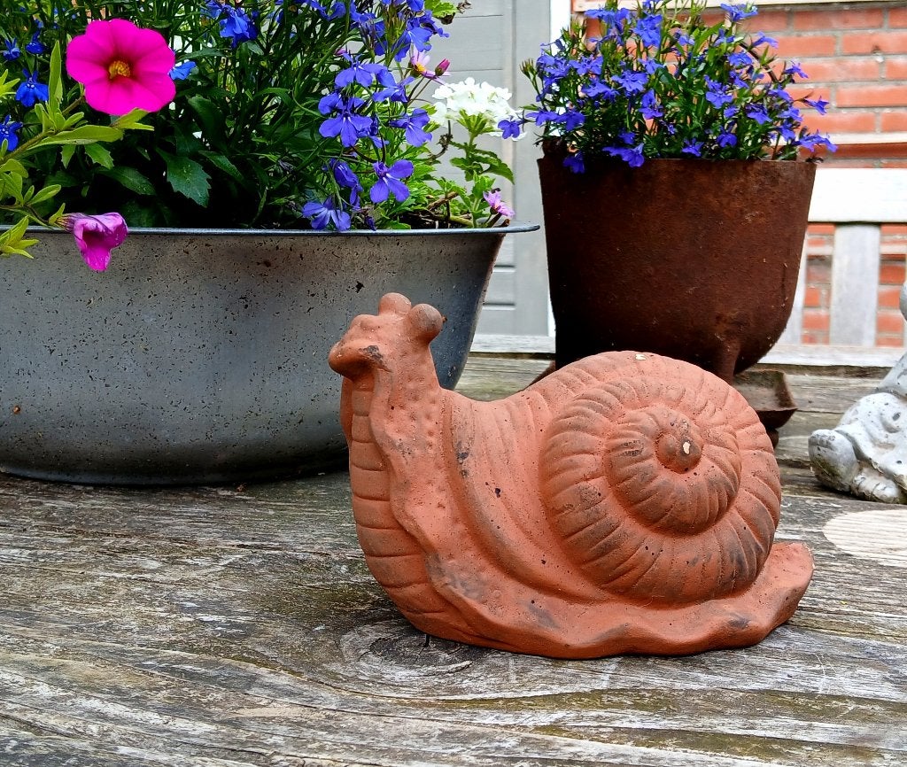 Terracotta hol beeld van een slak - tuinornament - weekdier, Ophalen of Verzenden, Gebruikt, Steen, Dierenbeeld