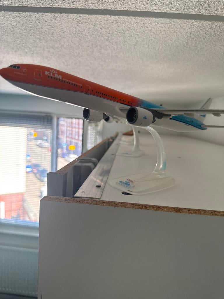 KLM Boeing 777 Schaalmodel - Oranje Pride Livery, Verzamelen, Ophalen of Verzenden, Zo goed als nieuw, Schaalmodel