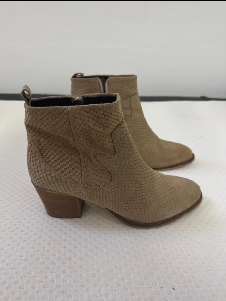 Ann Rocks suede laarsjes ~ 39, Beige, Lage of Enkellaarzen, Ophalen of Verzenden, Zo goed als nieuw