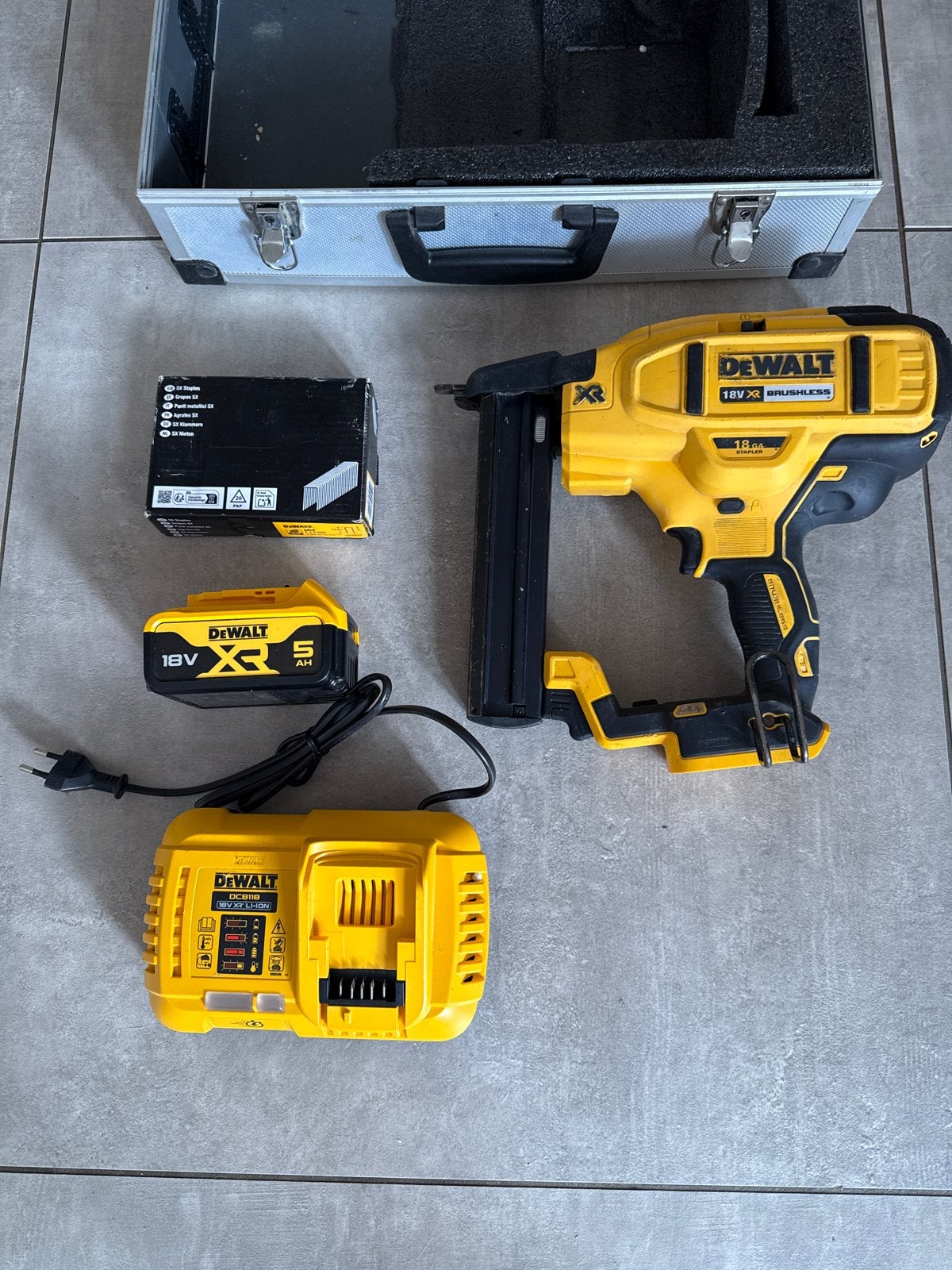 DeWalt DCN681 18V XR Brushless Tacker/Nietmachine Set, Doe-het-zelf en Verbouw, Ophalen of Verzenden, Zo goed als nieuw, Tacker/nietmachine