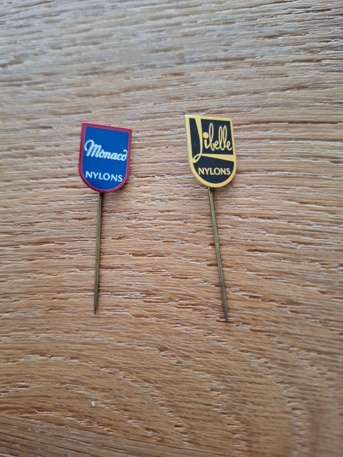 Vintage speldjes pins prikkers Nylons Monaco en Libelle, Ophalen of Verzenden