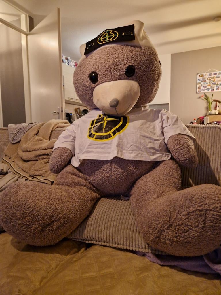 Grote teddybeer met Stone Island shirt en muts, Ophalen of Verzenden, Nieuw, Beer