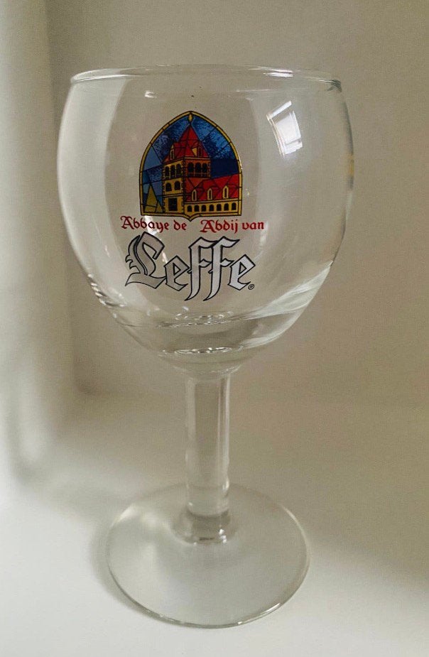 Bierglas van Leffe op voet. Met logo Abdij Leffe.H. 17 cm., Verzamelen, Ophalen of Verzenden, Zo goed als nieuw, Glas of Glazen