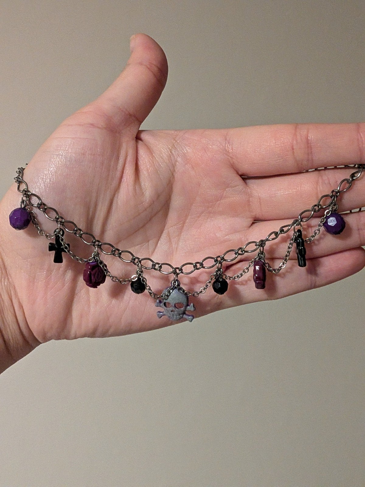 Gothic ketting met schedel, kruisjes en paarse kralen, Sieraden, Tassen en Uiterlijk, Kettingen, Gebruikt, Paars, Ophalen of Verzenden