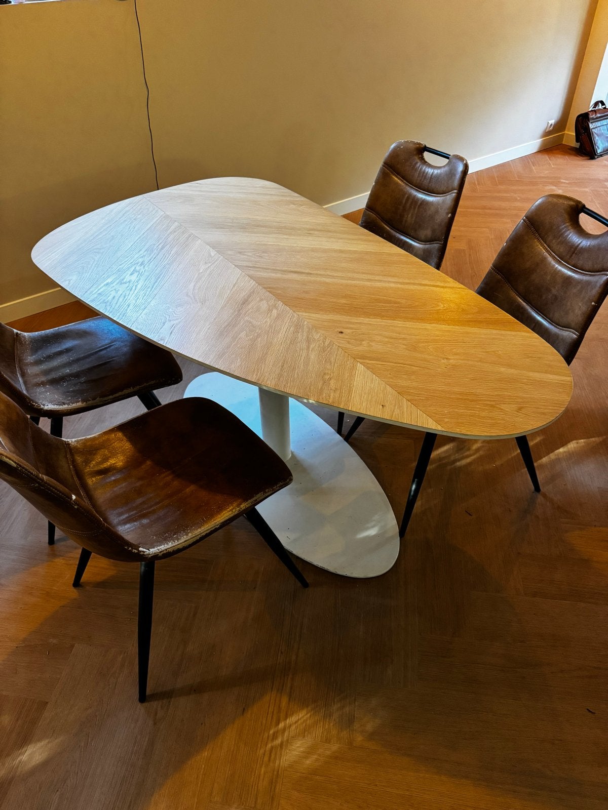 Visgraat ovaal Eettafel met stalen witte frame, Gebruikt, 150 tot 200 cm, Overige vormen, Vier personen