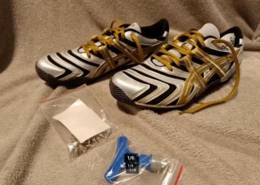 Asics spikes maat 43,5 (28cm) nieuw met spikepuntjes, Sport en Fitness, Nieuw, Ophalen of Verzenden, Spikes, Asics