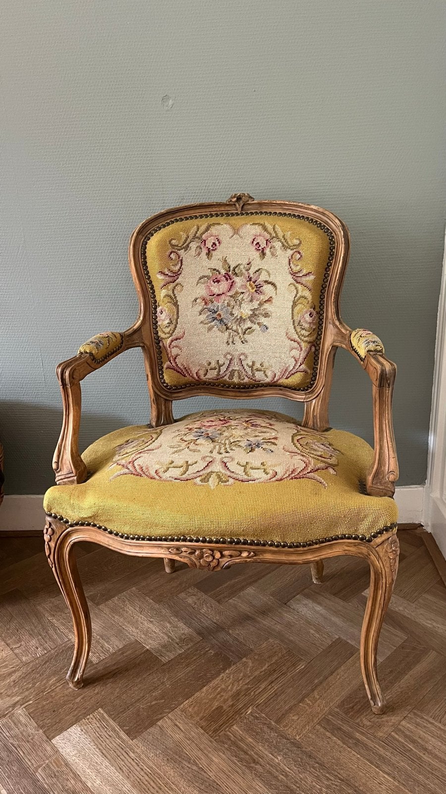 Antieke fauteuil (Biedermeier) met geborduurd bloemenpatroon, Antiek en Kunst, Ophalen