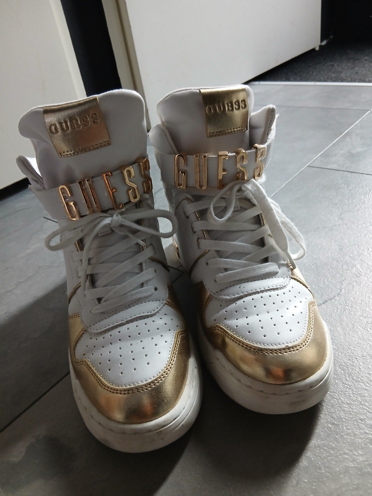 Guess sneakers maat 39 - Zo goed als nieuw, Kleding | Dames, Guess, Wit, Ophalen of Verzenden, Sneakers of Gympen