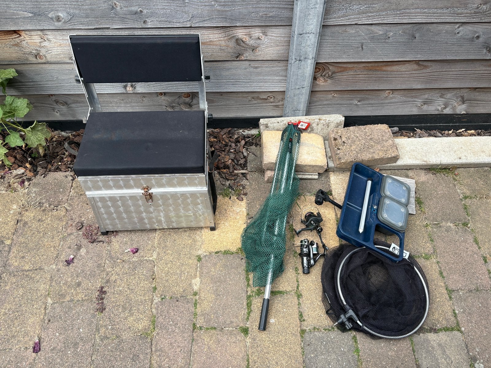 Viskoffer met toebehoren oa leefnet schep et 2 molens, Ophalen, Gebruikt