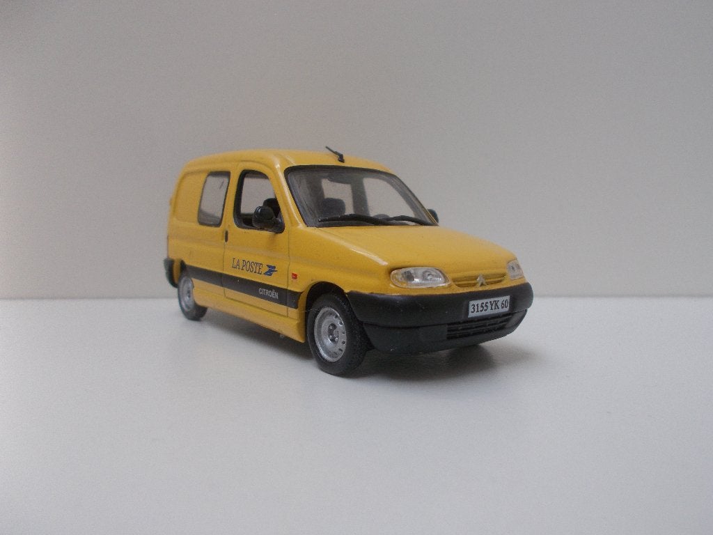 6111 Citroën Berlingo 'La Poste' Universal Hobbies 1:43, Ophalen of Verzenden, Gebruikt, Auto, Universal Hobbies