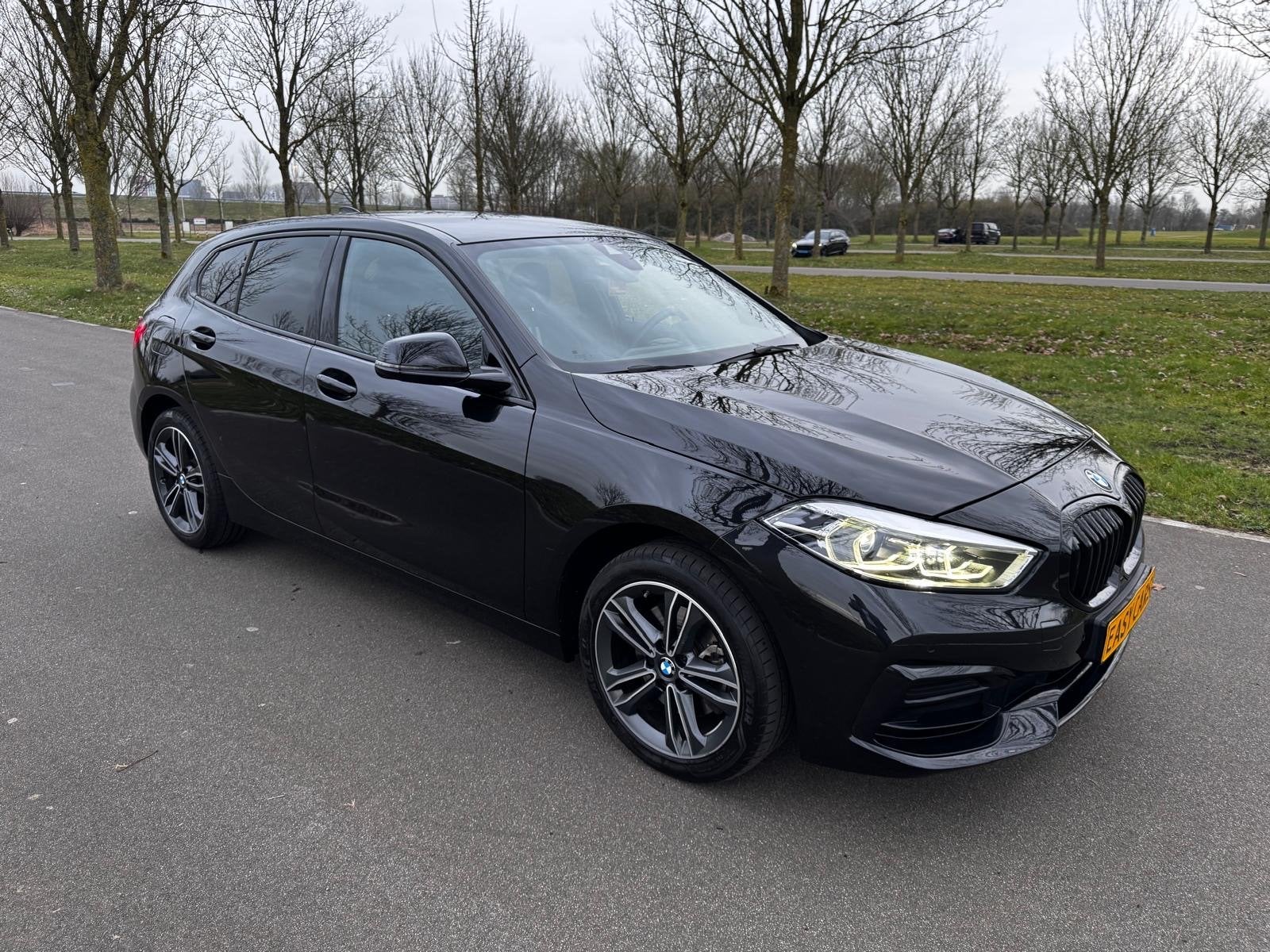 BMW 1-Serie 116i Automaat | 2023 | 48.800 | LED | CarPlay, Auto's, Zwart, Parkeersensor, Leder en Stof, Zwart