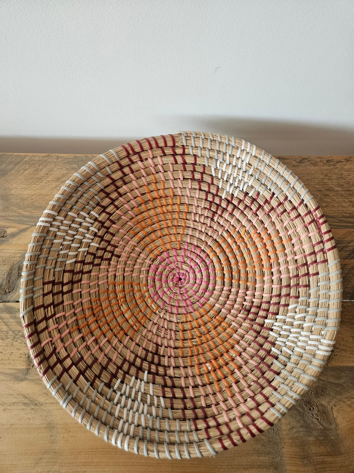 Decoratieve rieten schaal - Handgemaakt en kleurrijk, Ophalen, Schaal, Rond, Zo goed als nieuw