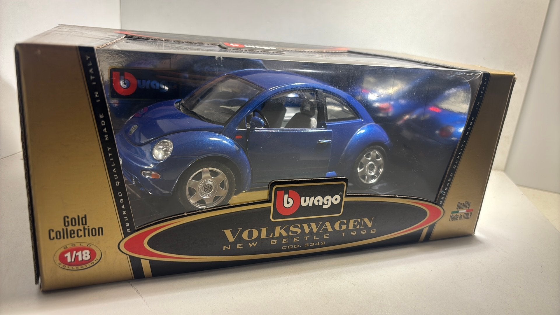 Volkswagen new beetle bleu Bburago 1.18, Hobby en Vrije tijd, Ophalen of Verzenden, Bburago, A, A