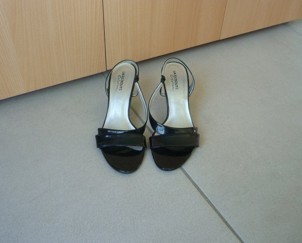 Zwarte nepleren glanzende hakken schoenen Mt 37 La Redoute, Kleding | Dames, Schoenen, Ophalen of Verzenden, Gedragen, Zwart