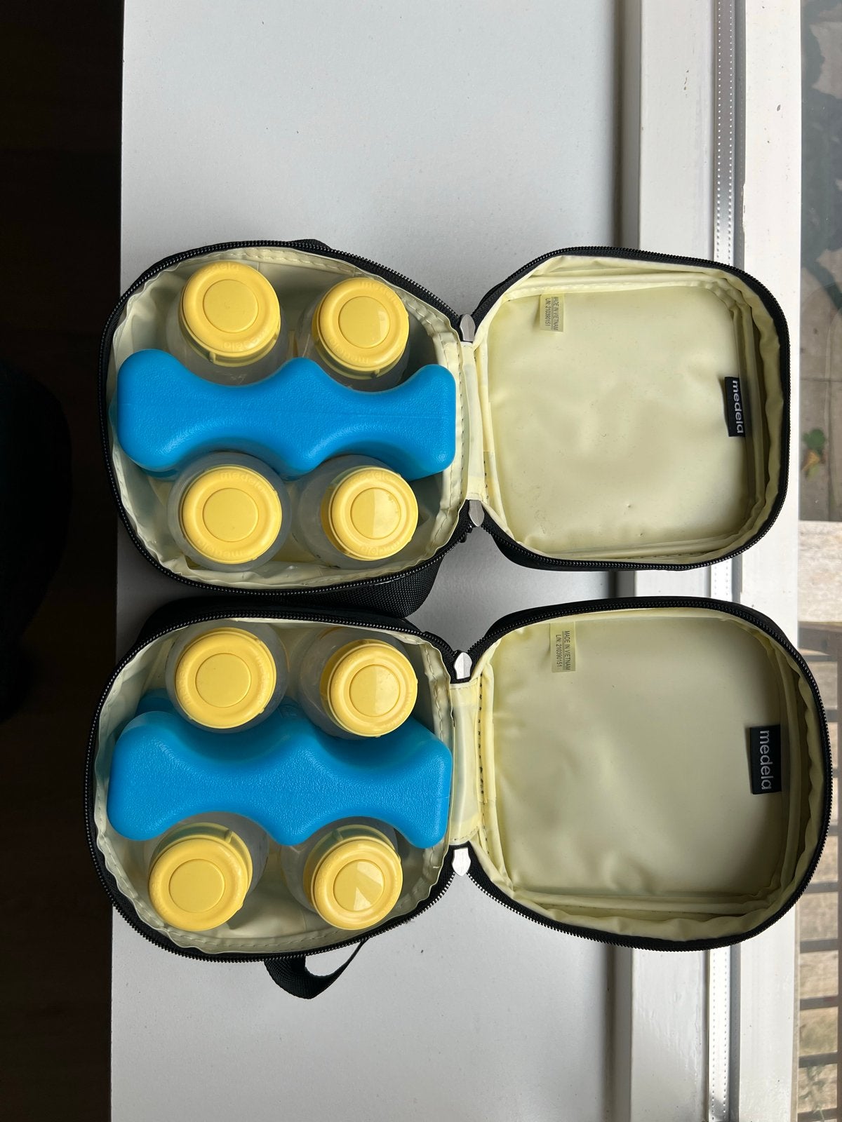 Medela 2x koeltas met 4 flesjes en koelelementen (2 stuks), Gebruikt, Medela, Bewaarbakje, Ophalen of Verzenden