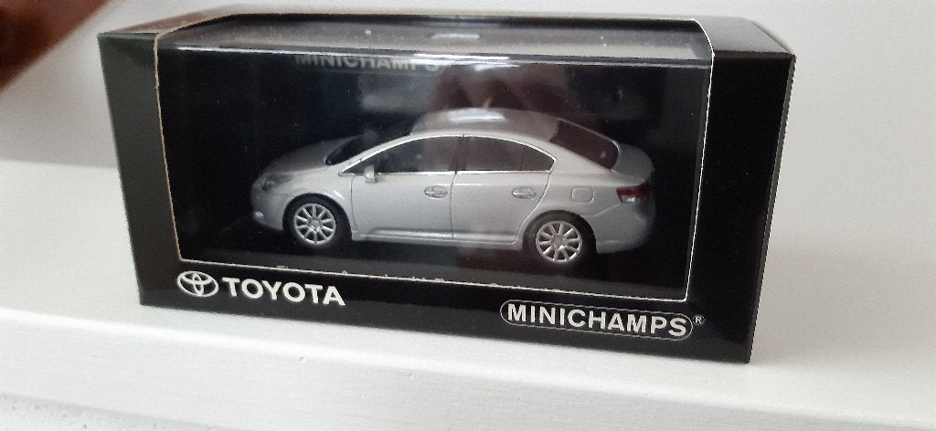 Toyota Avensis sedan, Hobby en Vrije tijd, Modelauto's | 1:43, Ophalen of Verzenden, Nieuw, Auto, MiniChamps