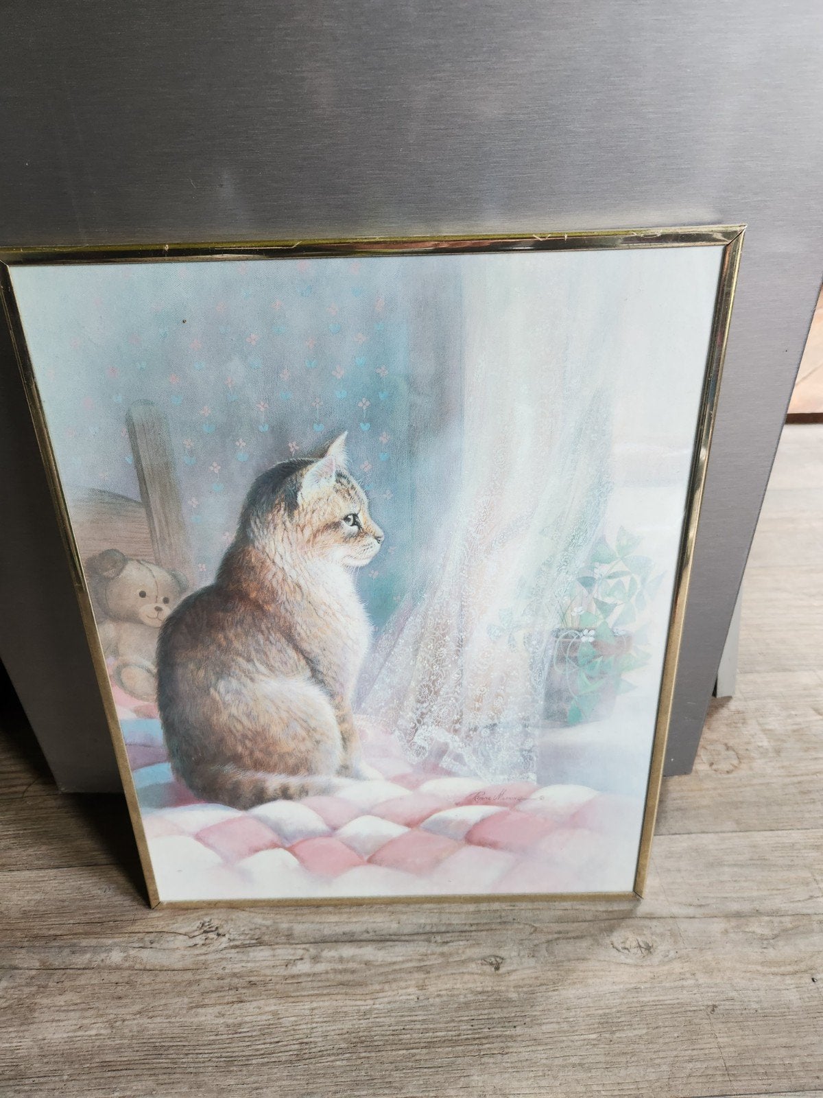 Ingelijste print van kat voor het raam, Huis en Inrichting, Woonaccessoires | Schilderijen, Tekeningen en Foto's, Ophalen, 50 – 75