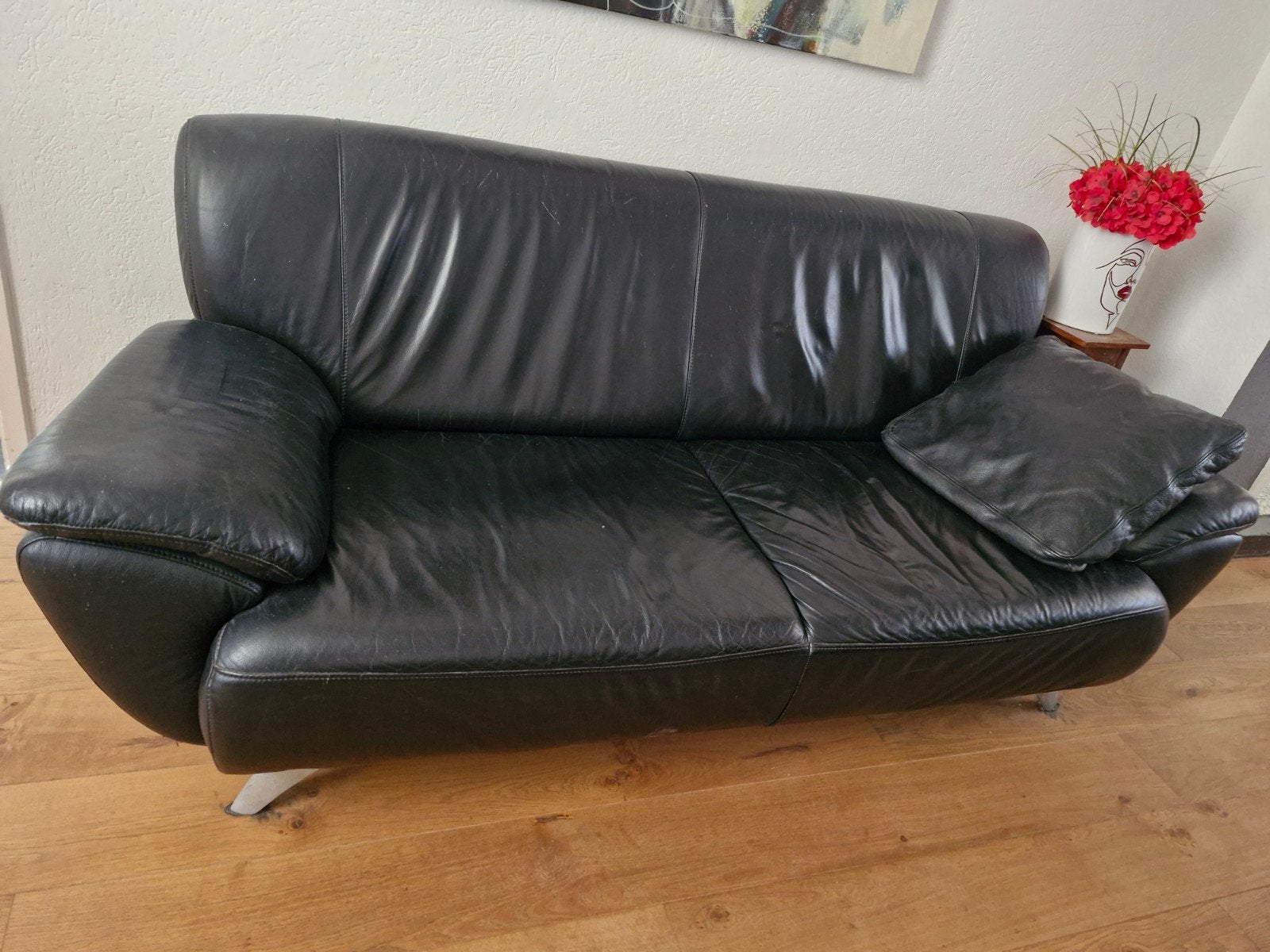 Zwarte leren tweezitsbank - Comfortabel en stijlvol, Huis en Inrichting, Ophalen, Gebruikt, 150 tot 200 cm, Tweepersoons