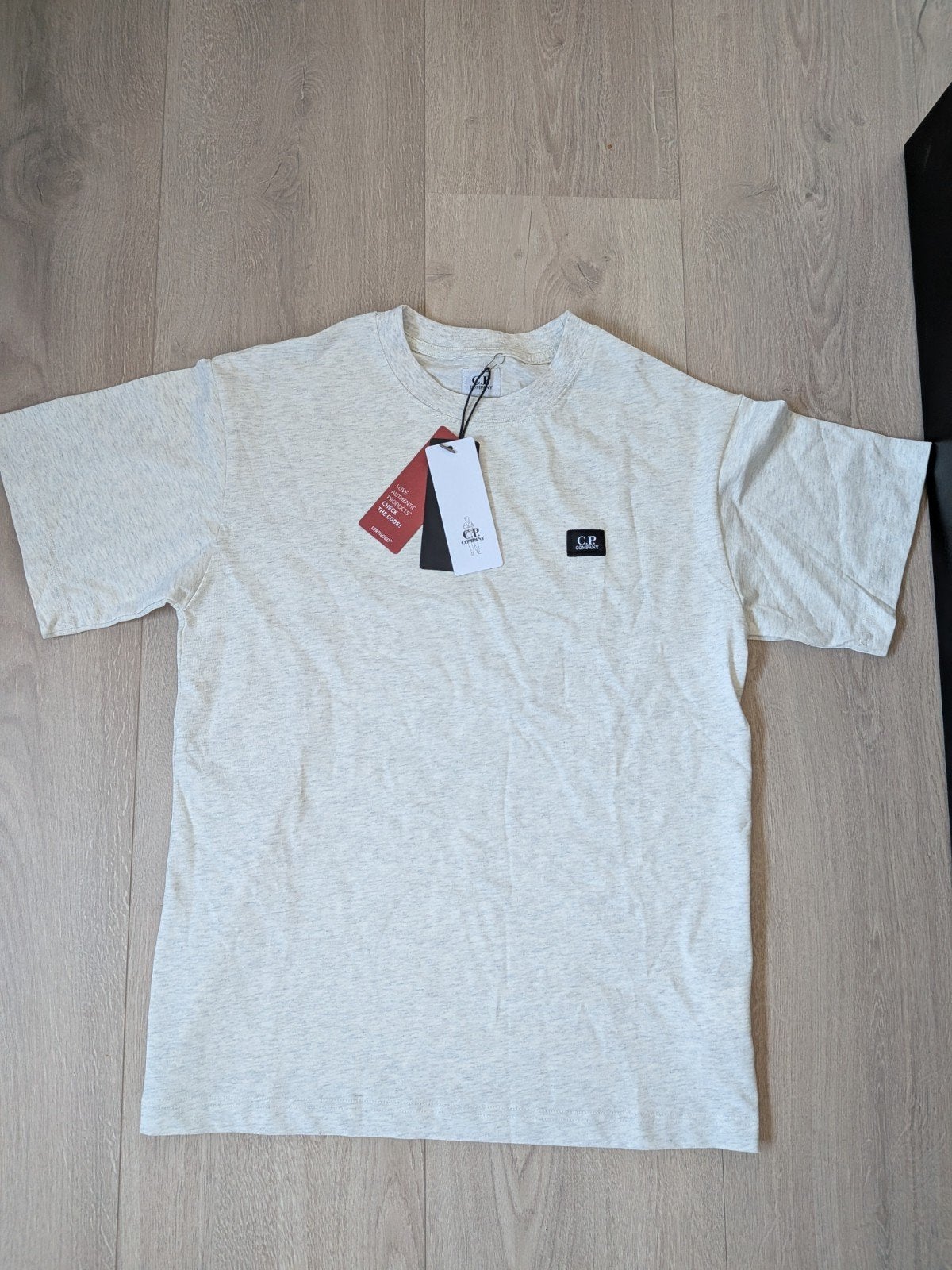 CP Company T-shirt Maat S Nieuw met Prijskaartje, Kleding | Heren, T-shirts, CP Company, Nieuw, Ophalen of Verzenden, Grijs