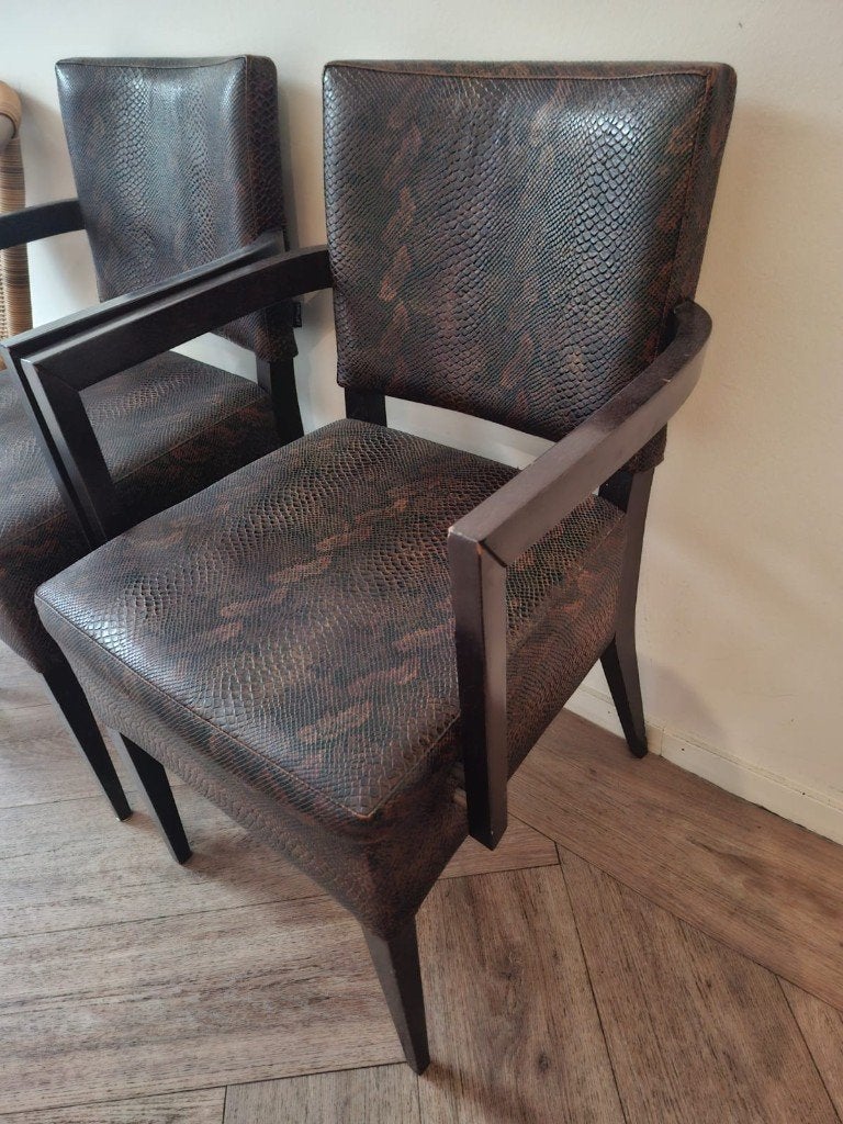 2 stoelen donkerbruin met slangenprint, Ophalen, Gebruikt, Twee, Bruin