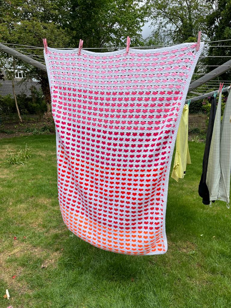 Nieuw gehaakte deken roze hartjes 105x125 cm woondeken plaid, Verzenden, Nieuw