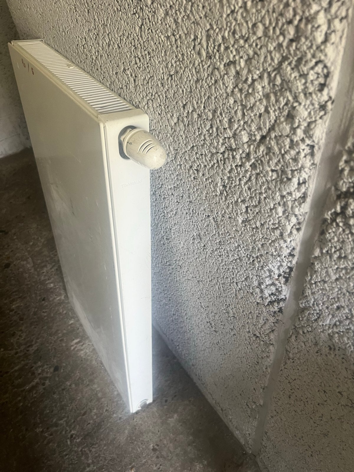 Witte radiator met thermostaatknop, 90x140 cm, Gebruikt, Radiator, 150 cm of meer, Ophalen of Verzenden