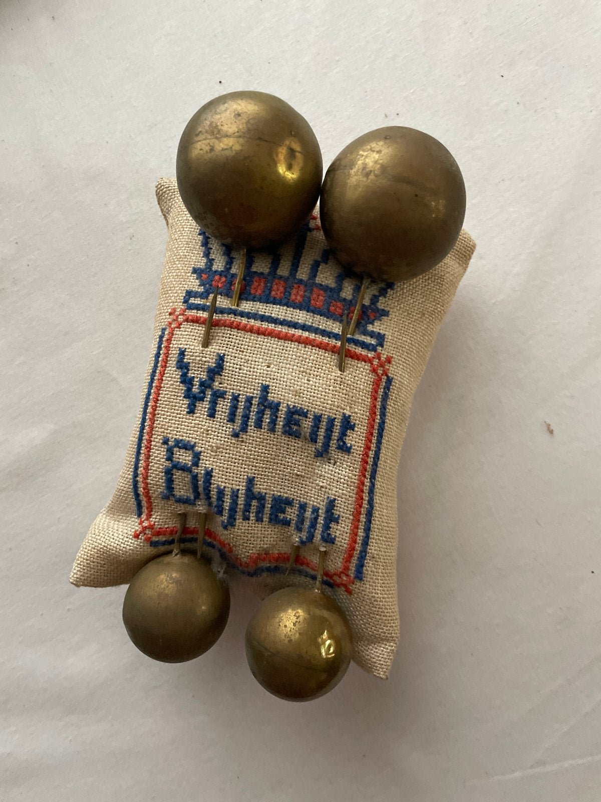 Zeeuwse koperen mutsenspelden 'Vryheyt Blyheyt', Antiek en Kunst, Ophalen of Verzenden