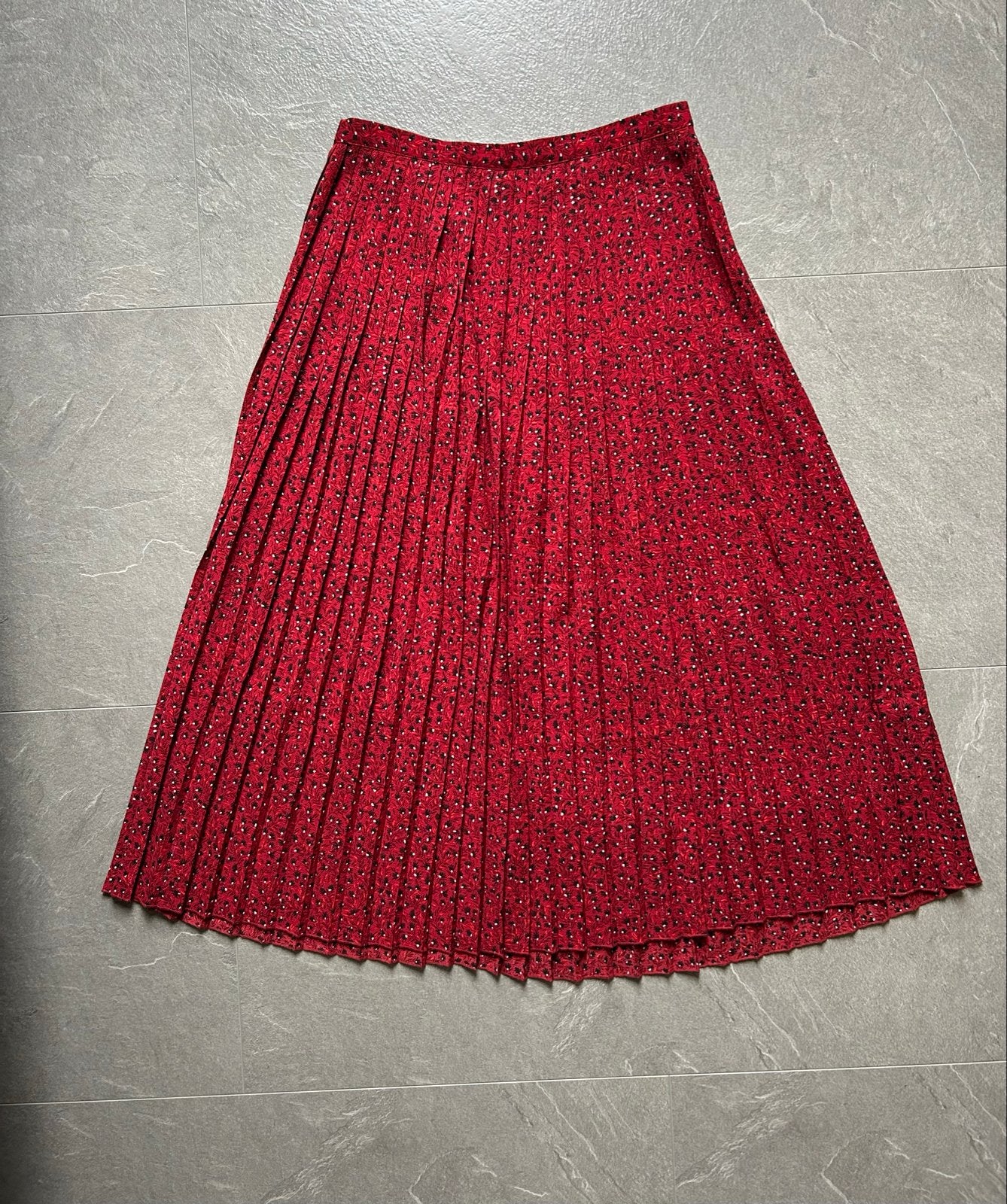Sissy-Boy Rode Plissé Rok met Bloemenprint Maat S, Kleding | Dames, Rokken, Ophalen of Verzenden, Zo goed als nieuw, Knielengte
