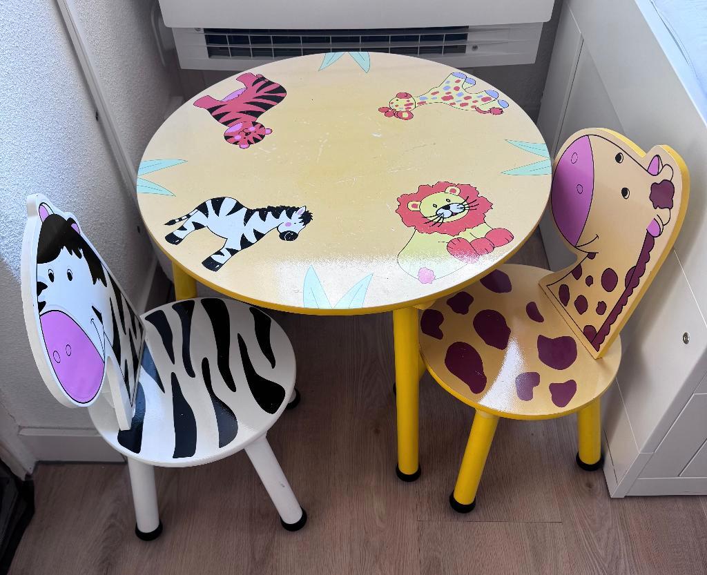 gezellig en leuk kinderzitje, Ophalen, Zo goed als nieuw, Tafel(s) en Stoel(en)