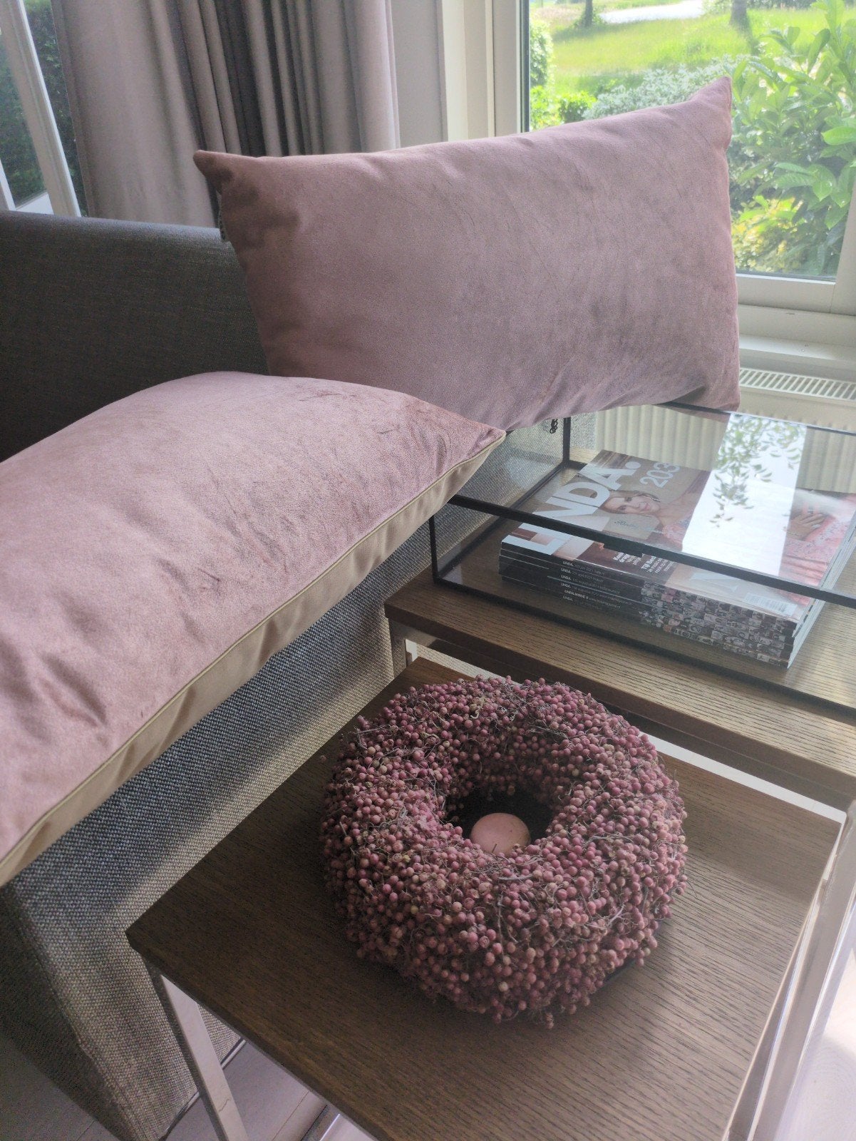 Set van 2 roze velours kussens met sierbies, 55x35 cm, Ophalen of Verzenden, Zo goed als nieuw, Roze, Rechthoekig